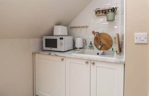 Cheshire West and Chester Cottage | NETTLEFORD INHALE, pet friendly, with a garden in Kelsall