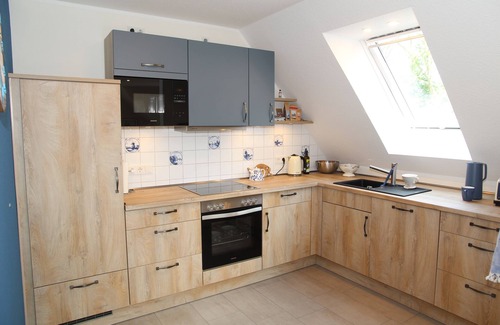 Eilsum Apartment | Neue 80qm Ferienwohnung für 4 Pers. + 2 Hunde mit Kamin, Balkon & Wasserblick