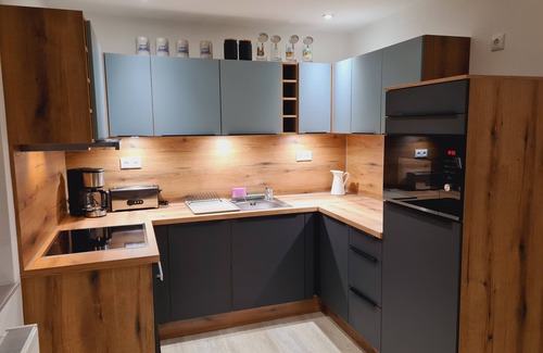 Heinrichs House | Neue, Sonnige und Gemütliche Ferienwohnung mit 2 Terrassen und 2 Schlafzimmern