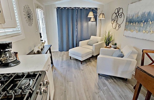 Golden Hill House | New 1Bd Steps to Broadway! Near Downtown, Zoo, Coronado, Jacuzzi & BBQ Area with Fire Pit!