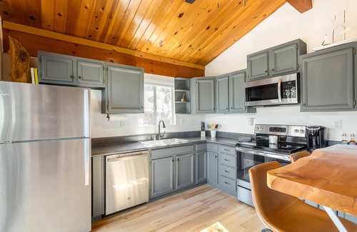 Arrowhead Villas House | New 2 Bedroom/1 Bath Cabin Among the Lake Arrowhead Pine Forest