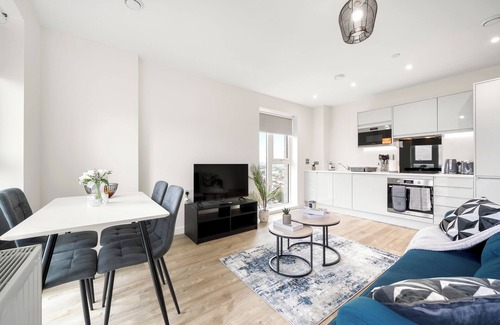 Seven Kings Apartment | New 2-Bedroom Apartment with Iconic London Views