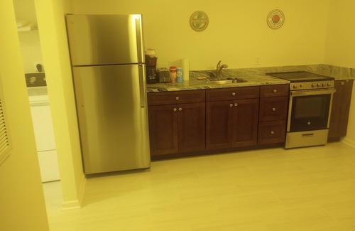 Blades House | New 2 bedroom apartment. Quiet and setting, just bring your suitcase and enjoy.
