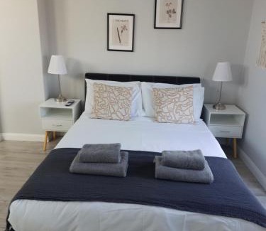 Ashford House | NEW 2 bedrooms with private ensuite bathrooms near Heathrow