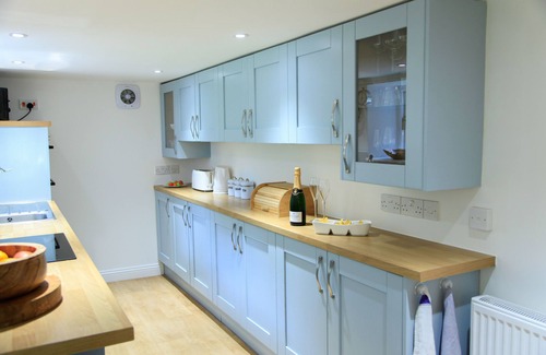 Par Cottage | NEW 2021, Idyllic Cottage in Polkerris, by the beach, sea views, near Fowey.