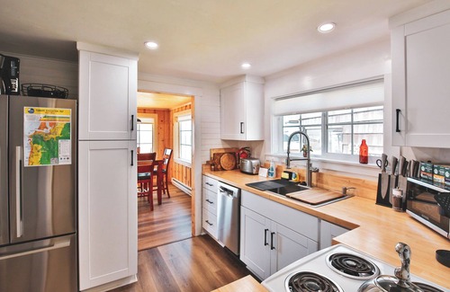 Bandon Cabin | New 2024 Darling 1930s beach cabin-newly remodeled