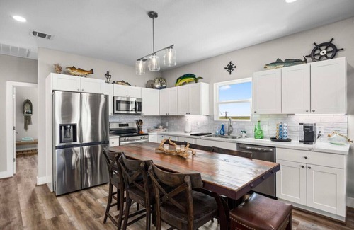 Matagorda House | New 2024 River House Waterfront Lighted Fish Pier