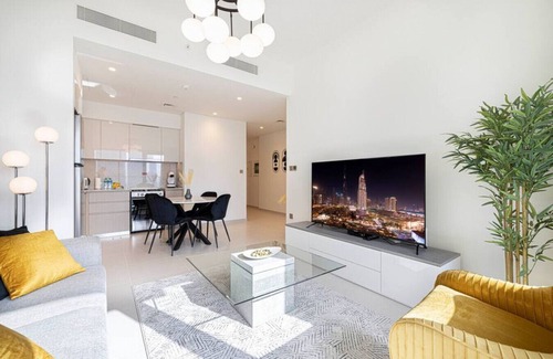 Downtown Dubai Apartment | New 2B | Burj Khalifa | Dubai Mall | 2 Pools | Gym