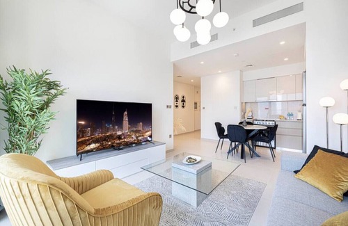 Downtown Dubai Apartment | New 2B | Burj Khalifa | Dubai Mall | 2 Pools | Gym