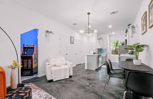 Eastside Promise Neighborhood House | New 2BR/2.5BA Home with Putt-Putt & Arcade, Mins from Downtown & Pearl District