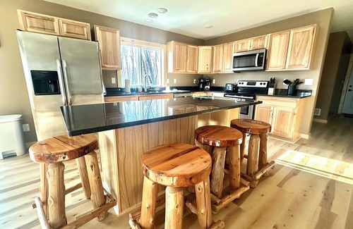 Hillman Cabin | New 3 bedroom 2bath cabin on Sullivan lake