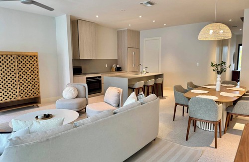 Westwind House | New 3bd Townhouse - Gated - Private Plunge pool - Beach and Gym access