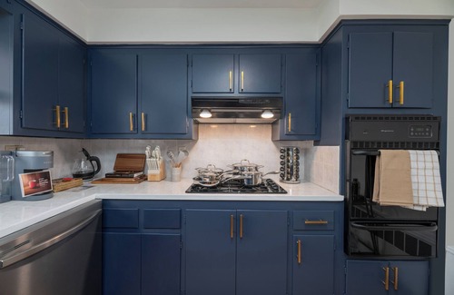 The Heights House | New! 3Bedroom GEM Just 15 minutes to NYC with WiFi, AC, Prime Location