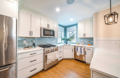 North End Condo | New 3BR/2BA Northend Gem–Steps to Beach & Boardwalk,Fully Furnished w/Fireplace!