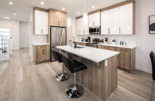 Lynnwood Ridge House | NEW! 3BR Family w Yard - Sleeps 8, FREE Banff Pass, Wine, Netflix & Parking! LARGE GROUP OPTION, ASK US!