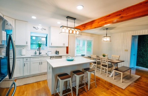 Louisa House | NEW 3BR+Loft, Lakefront, Dock, Firepit, Kayaks