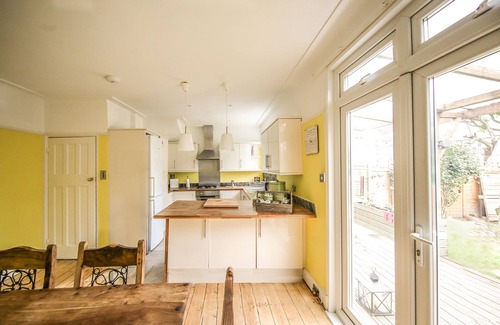 Bruce Grove House | NEW: 4 bed family townhouse - sleeps 13 - FREE BREAKFAST & FREE PARKING