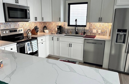 Syracuse House | New 4-bedroom house on Lake Wawasee with a stunning, screened in porch!