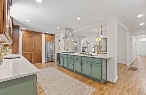 Central Oklahoma City House | NEW 4 BR, OKC, Walk 2 OU Med, Sleeps 8, 4 King Bed