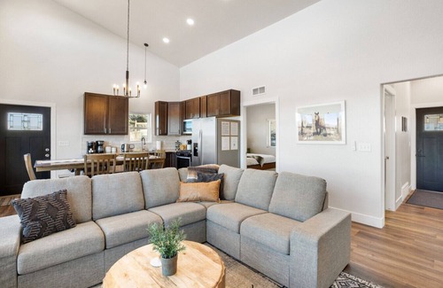 Florissant House | NEW 4BR w/Mountain Views, Hot Tub, Sauna, Arcade