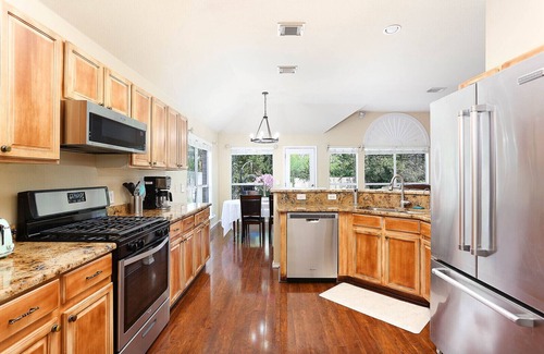Jade Oaks House | NEW! 5β
Location & Gated | LUXURY LIVING | Royal Beds π