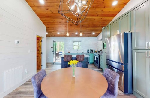 Blue Ridge Cabin | New! 5 min to DT, Hot tub, King Beds