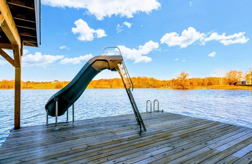 Livingston House | NEW 7BR Lakefront Lake Anna, Dock, Beach, Deck