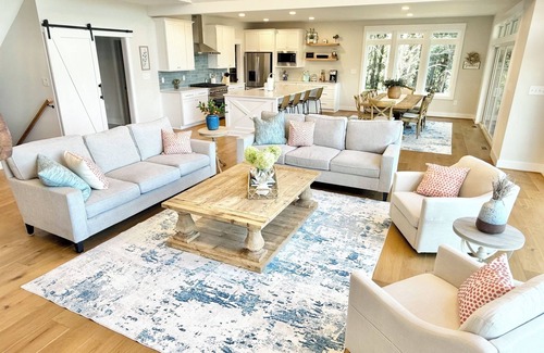 Mineral House | NEW 7BR Lakefront Lake Anna 6-Suites, Hot Tub