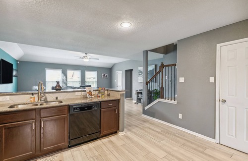 Houston House | NEW 7min from IAH @Houston Luxury 4BR w/patio