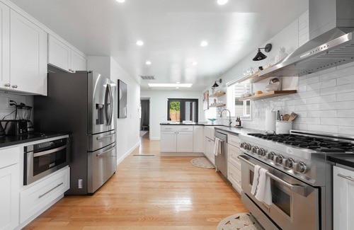 Shoreline House | NEW! AC & Single Level house| EV Charger, King Bed | Parking