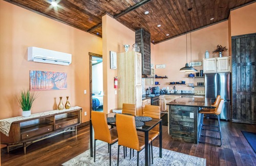 Fort Valley House | New, Amazing, Jetted Jacuzzi Tub, Mountain Views, Minutes 2 Downtown, Snow Bowl