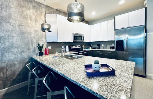 Silver Creek House | NEW and Stylish Townhouse - 13miles from DISNEY Complex