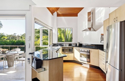 Angourie Villa | NEW Beachside Treehouse Villa! Park, Blue pool & Beach Access A/C, WiFi, bbq +