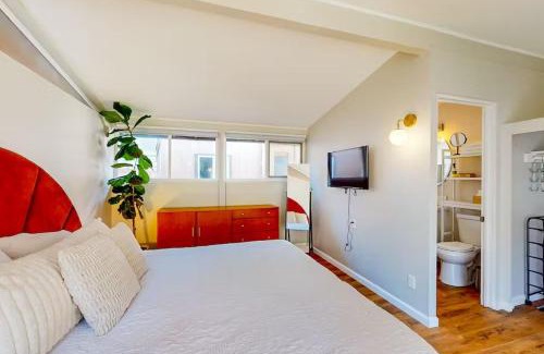 Spring Valley House | NEW Beautiful San Diego Mid-Century Treehouse
