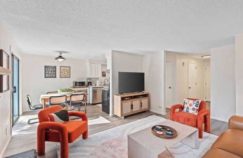 Oak Hills House | New! Beaverton 2BR/2BA Fenced Backyard Extended Stays
