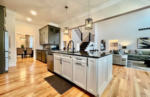 Otterbien Home Villa | NEW, big, beautiful, Executive Home Liberty Twp