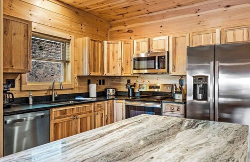 Franklin Cabin | *NEW* BIG Cabin*Hot-Tub*Firepit*King Beds*BIG VIEW