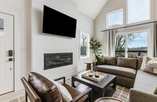 Kenilworth House | New Biltmore Village 5 Bedroom Home, 2 Decks, Mtn Views