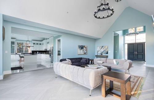 Bluewater Beach House | *NEW* Breathtaking Estate in Tiny | Hot tub | Pool | Sleeps 22+ | Beach Nearby