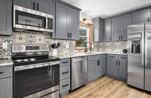 Clyde House | NEW Breathtaking Views, Hot tub and Arcade in a Peaceful Mountain View Retreat