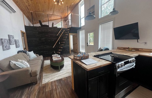 Pearcy House | NEW BUILD! 3BR 3BA with Loft Near Lakes Oaklawn Garvin Gardens & Hot Springs