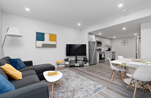 Northwest Edmonton Apartment | NEW BUILD Centrally Located Modern Suite - Wifi & Optik TV