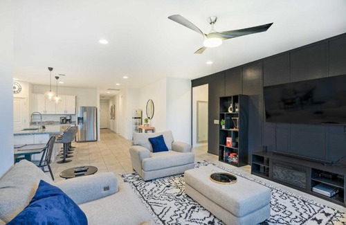Glendale House | New-Build Glendale Home with Hot Tub and Putting Green