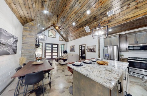 Hochatown Cabin | NEW Build, LUXE 2+ Bedroom, Loaded with Amenities, sleeps 8