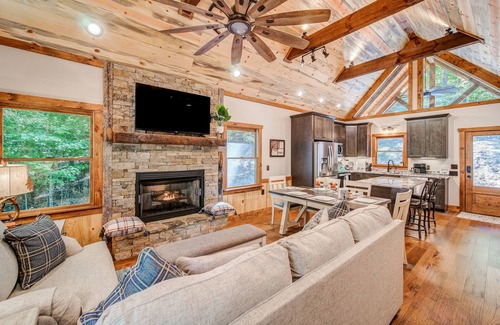 Ellijay House | New Build Luxury Cabin near Town! Fire Pit~ Hot tub~ Game Room~Pool & Fireplace!