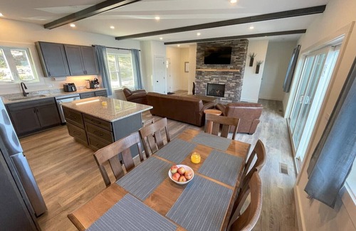 New Durham House | New Build Merrymeeting Lake Waterfront - Crystal Clear Water, Dock, Kayaks, A/C