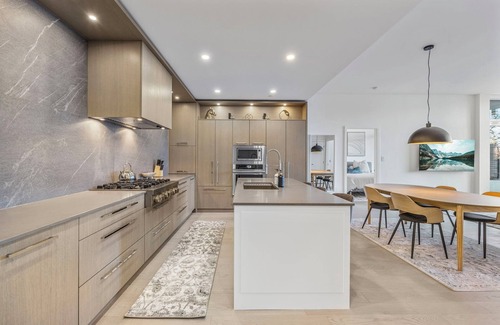 South Pandosy Apartment | New Caban 2-bedroom Oasis across the Water w/Pool, Hot Tub, Gym and Huge Patio