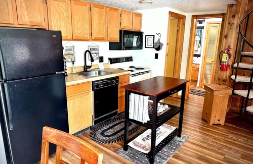 Davis Cabin | NEW!Cabin in Black Bear-AC-Family & Pet Friendly-Resort Pool-Cozy