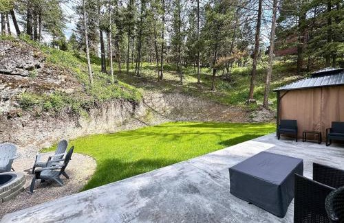 Somers Apartment | New Cabin w Private Hot Tub and Fire Pit