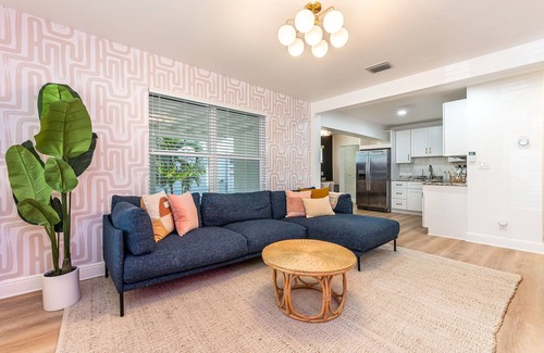 Middle River Terrace House | NEW ~ Casa Olita retreat w/pool table - 5 mins from the beach!